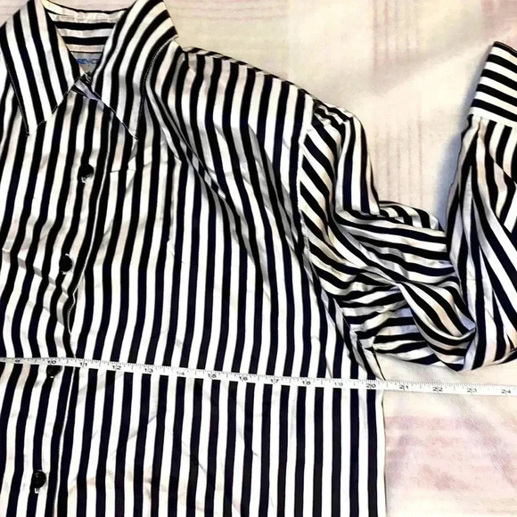 ⭐️2 ⭐️Blouses 👚  for 1 price ! ⭐️ Clean and Washed - Picture 4 of 10
